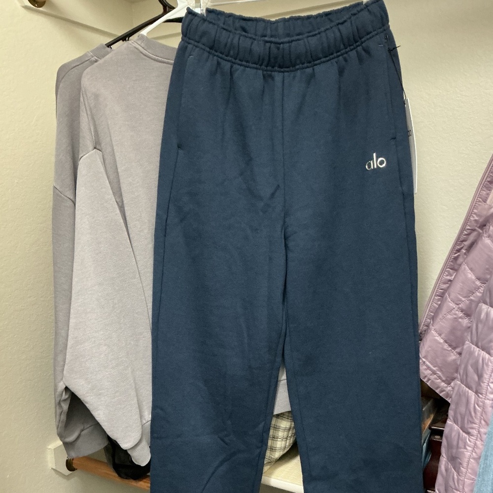 ALO Yoga Accolade Sweatpants in Navy Blue - NWT